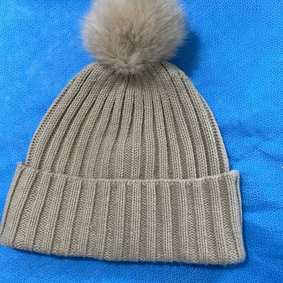 H&M Unisex Knit Winter Beanie Hat Soft Cable Knit Cuffed Cap w Fuzzy Pom Pom Top - Picture 1 of 4